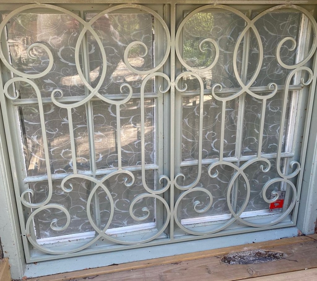 Fönstergaller, balkongräcke och smidesräcke till&nbsp;trappan.