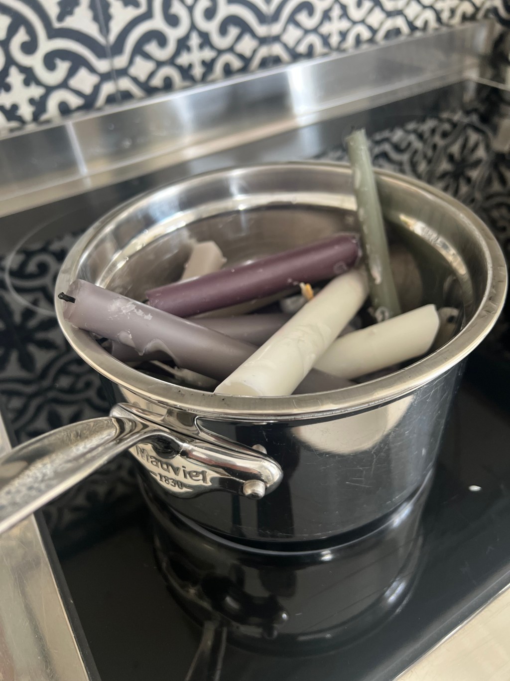 Så gör du egna doftljus av överblivna&nbsp;stearinstumpar.