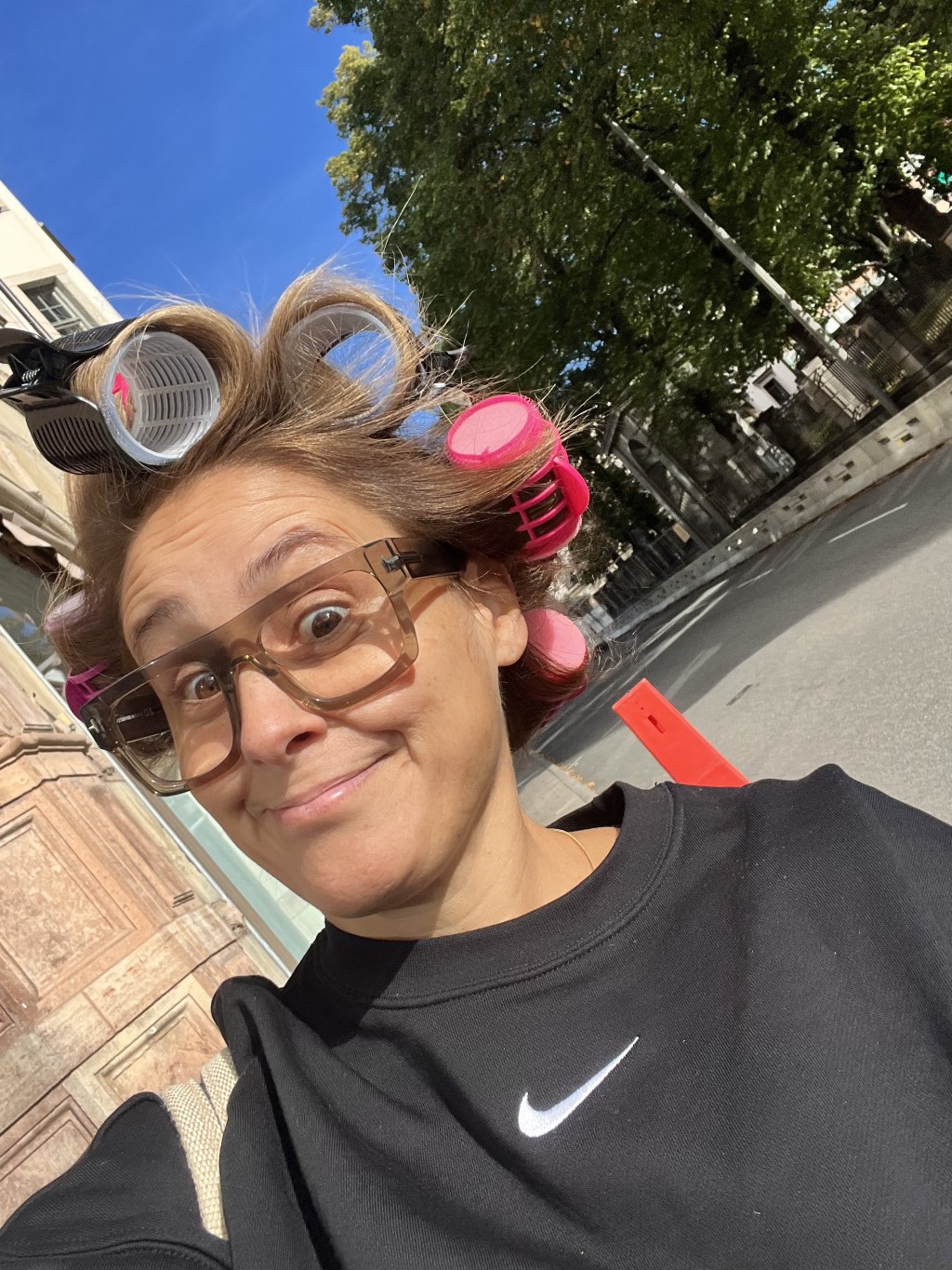 Måndagskaos: Med Hårrullar på&nbsp;Östermalm